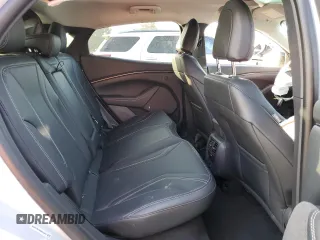2022 Ford Mustang Mach-E Premium z VIN 3FMTK3R79NMA24032, wystawiony jako Copart lot #64334882 z przebiegiem Nie podano mil oraz . Historia ofert i sprzedaży dostępna na DreamBid. Obrazek 6.