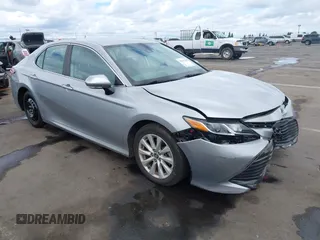 2019 Toyota Camry LE z VIN 4T1B11HK0KU297733, wystawiony jako IAAI lot #42243768 z przebiegiem 28 464 mil mil oraz . Historia ofert i sprzedaży dostępna na DreamBid. Obrazek 1.