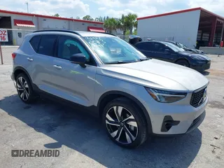 2024 Volvo XC40 Plus Dark Theme с VIN YV4L12ULXR2293107, выставлен на аукционе IAAI как лот 42283292 с пробегом 10 917 миль миль и . История ставок и продаж доступна на DreamBid. Изображение 1.