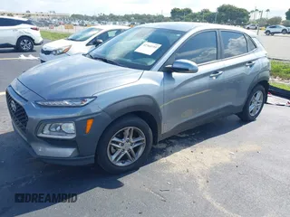 2021 Hyundai Kona SE z VIN KM8K12AA8MU665778, wystawiony jako IAAI lot #42364155 z przebiegiem 63 713 mil mil oraz . Historia ofert i sprzedaży dostępna na DreamBid. Obrazek 18.
