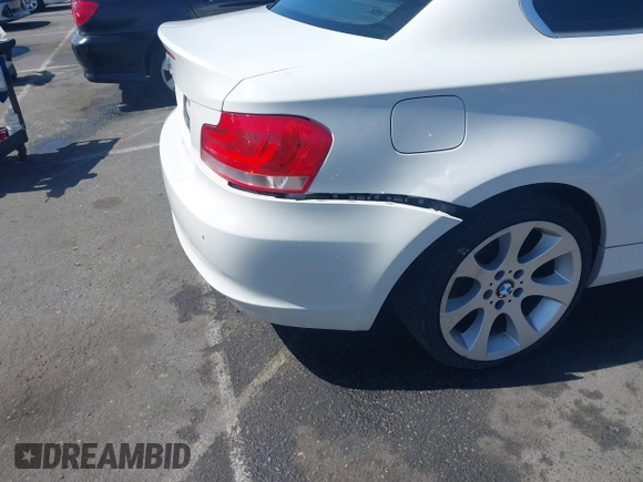 2012 BMW 1 Series 128i z VIN WBAUP9C51CVL91561, wystawiony jako IAAI lot #42831576 z przebiegiem 111 789 mil mil oraz . Historia ofert i sprzedaży dostępna na DreamBid. Obrazek 6.