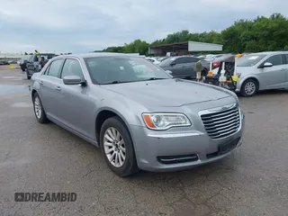 2013 Chrysler 300 z VIN 2C3CCAAG2DH572652, wystawiony jako IAAI lot #42445906 z przebiegiem 224 235 mil mil oraz . Historia ofert i sprzedaży dostępna na DreamBid. Obrazek 1.