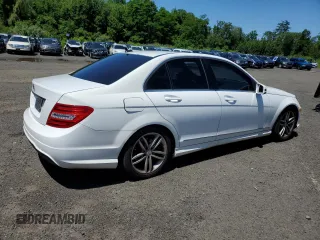 2013 Mercedes-Benz C 250 Sport z VIN WDDGF4HB6DR268407, wystawiony jako Copart lot #62688885 z przebiegiem 89 965 mil mil oraz Czysty tytuł • Clean title. Historia ofert i sprzedaży dostępna na DreamBid. Obrazek 3.