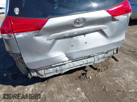 2012 Toyota Sienna XLE AAS z VIN 5TDYK3DC7CS277944, wystawiony jako IAAI lot #41311855 z przebiegiem 224 239 mil mil oraz . Historia ofert i sprzedaży dostępna na DreamBid. Obrazek 19.