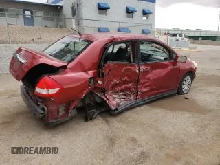 2011 Nissan Versa S z VIN 3N1BC1AP7BL463683, wystawiony jako Copart lot #57784065 z przebiegiem 110 937 mil mil oraz Szkoda całkowita • Salvage title. Historia ofert i sprzedaży dostępna na DreamBid. Obrazek 3.