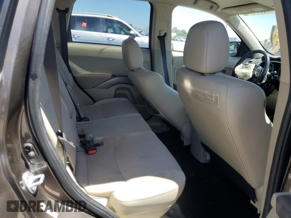 2010 Mitsubishi Outlander SE z VIN JA4AS3AW3AZ004523, wystawiony jako Copart lot #52864695 z przebiegiem 133 500 mil mil oraz Szkoda całkowita • Salvage title. Historia ofert i sprzedaży dostępna na DreamBid. Obrazek 11.
