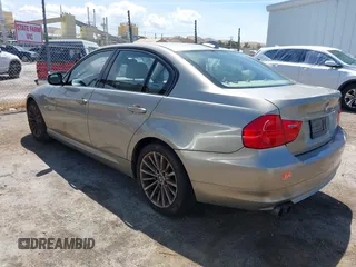 2009 BMW 3 Series 328i xDrive z VIN WBAPK53529A644875, wystawiony jako IAAI lot #42247084 z przebiegiem 158 903 mil mil oraz . Historia ofert i sprzedaży dostępna na DreamBid. Obrazek 3.