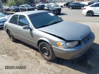 1999 Toyota Camry LE z VIN JT2BF28K0X0163310, wystawiony jako IAAI lot #42489853 z przebiegiem 135 255 mil mil oraz . Historia ofert i sprzedaży dostępna na DreamBid. Obrazek 1.