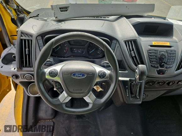 2019 Ford Transit z VIN 1FTYR3XM7KKA24824, wystawiony jako IAAI lot #42500762 z przebiegiem 75 307 mil mil oraz . Historia ofert i sprzedaży dostępna na DreamBid. Obrazek 2.