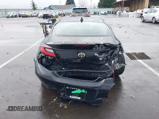 2025 Toyota 86 Premium z VIN JF1ZNBE11S9752297, wystawiony jako IAAI lot #41834817 z przebiegiem 984 mil mil oraz . Historia ofert i sprzedaży dostępna na DreamBid. Obrazek 17.
