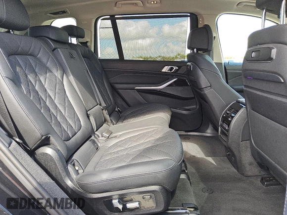 2024 BMW X7 xDrive40i z VIN 5UX23EM09R9V90469, wystawiony jako Copart lot #56997145 z przebiegiem 29 827 mil mil oraz Czysty tytuł • Clean title. Historia ofert i sprzedaży dostępna na DreamBid. Obrazek 11.