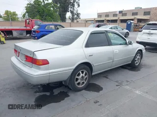 2001 Toyota Camry LE z VIN 4T1BF22K61U126600, wystawiony jako IAAI lot #42175093 z przebiegiem 294 276 mil mil oraz . Historia ofert i sprzedaży dostępna na DreamBid. Obrazek 4.