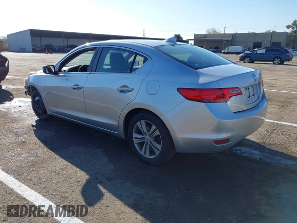 2013 Acura ILX with VIN 19VDE1F32DE014675, listed as a IAAI auction lot 41867371 with 177,361 mi miles. Bid and sale history available at carsss.com. Image 3.