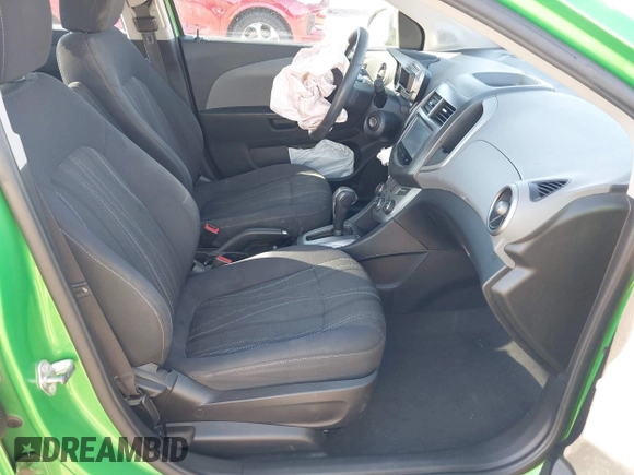 2014 Chevrolet Sonic LT z VIN 1G1JC5SH3E4219619, wystawiony jako IAAI lot #41208791 z przebiegiem 122 161 mil mil oraz . Historia ofert i sprzedaży dostępna na DreamBid. Obrazek 5.