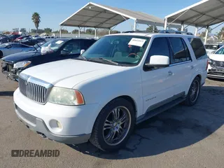 2004 Lincoln Navigator Luxury with VIN 5LMFU27R04LJ43817, listed as a IAAI auction lot 40891013 with 166,620 mi miles. Bid and sale history available at carsss.com. Image 2.