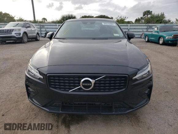 2022 Volvo S60 Momentum with VIN 7JRL12TZ3NG154279, listed as a Copart auction lot 39225984 with 31,408 mi miles. Bid and sale history available at carsss.com. Image 5.