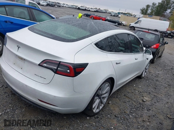 2018 Tesla Model 3 Long Range Battery z VIN 5YJ3E1EB8JF135728, wystawiony jako IAAI lot #41863870 z przebiegiem 124 053 mil mil oraz . Historia ofert i sprzedaży dostępna na DreamBid. Obrazek 4.