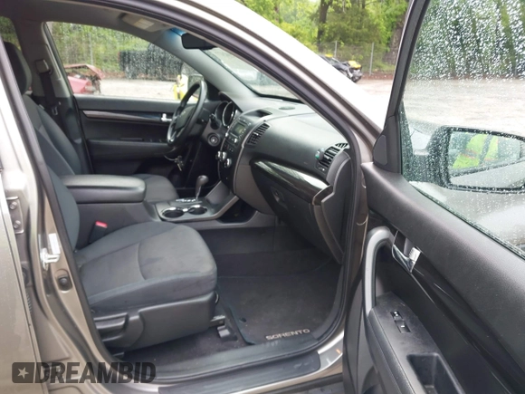 2013 Kia Sorento LX z VIN 5XYKT3A68DG386493, wystawiony jako IAAI lot #42102477 z przebiegiem 196 351 mil mil oraz . Historia ofert i sprzedaży dostępna na DreamBid. Obrazek 5.