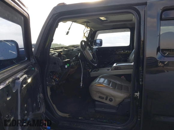 2003 Hummer H2 z VIN 5GRGN23UX3H112173, wystawiony jako IAAI lot #41093359 z przebiegiem Nie podano mil oraz . Historia ofert i sprzedaży dostępna na DreamBid. Obrazek 5.