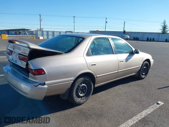 1998 Toyota Camry LE z VIN JT2BG22K3W0151088, wystawiony jako IAAI lot #41429977 z przebiegiem 435 394 mil mil oraz . Historia ofert i sprzedaży dostępna na DreamBid. Obrazek 4.