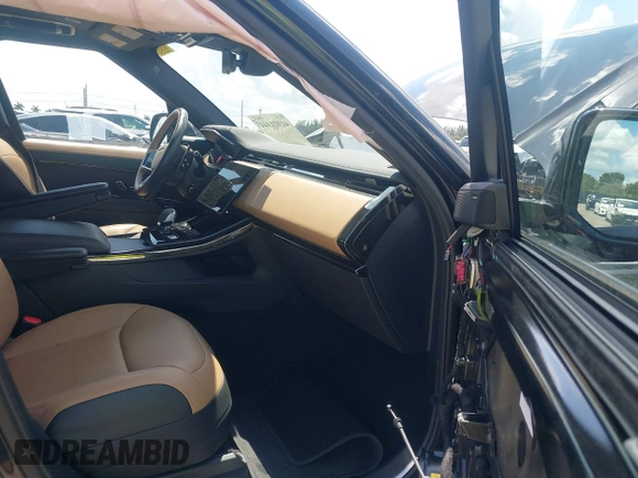 2024 Land Rover Range Rover Sport Dynamic SE z VIN SAL1L9FU8RA178264, wystawiony jako IAAI lot #41921344 z przebiegiem 9 851 mil mil oraz . Historia ofert i sprzedaży dostępna na DreamBid. Obrazek 5.