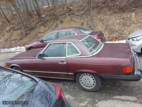 1988 Mercedes-Benz 560 Series 560SL with VIN WDBBA48D0JA077921, listed as a IAAI auction lot 41450795 with 155,749 mi miles. Bid and sale history available at carsss.com. Image 14.