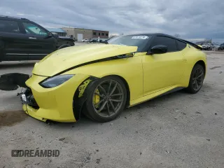 2023 Nissan Z Proto Spec z VIN JN1BZ4BHXPM310509, wystawiony jako Copart lot #87073274 z przebiegiem 5679 mil mil oraz Szkody całkowita. Historia ofert i sprzedaży dostępna na DreamBid. Obrazek 1.