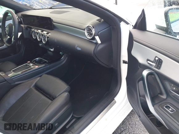 2025 Mercedes-Benz CLA 250 z VIN W1K5J4GBXSN516282, wystawiony jako IAAI lot #41092559 z przebiegiem 7917 mil mil oraz . Historia ofert i sprzedaży dostępna na DreamBid. Obrazek 5.