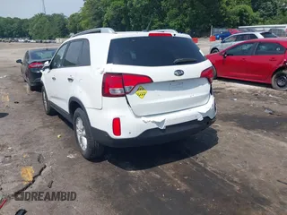 2014 Kia Sorento LX z VIN 5XYKT3A67EG517690, wystawiony jako IAAI lot #42273150 z przebiegiem 152 070 mil mil oraz . Historia ofert i sprzedaży dostępna na DreamBid. Obrazek 3.
