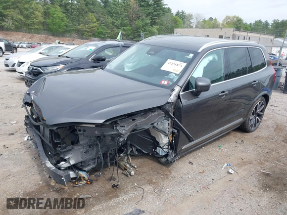 2024 Volvo XC90 Plus Bright Theme z VIN YV4L12PE1R1234921, wystawiony jako IAAI lot #42255873 z przebiegiem 22 994 mil mil oraz . Historia ofert i sprzedaży dostępna na DreamBid. Obrazek 2.