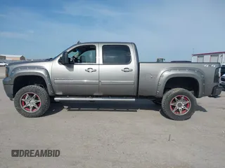 2013 GMC Sierra 2500HD Denali z VIN 1GT125E81DF127112, wystawiony jako IAAI lot #41907764 z przebiegiem 289 619 mil mil oraz . Historia ofert i sprzedaży dostępna na DreamBid. Obrazek 14.