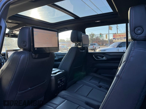 2021 Chevrolet Suburban RST z VIN 1GNSKEKD0MR457206, wystawiony jako Copart lot #83697674 z przebiegiem 139 570 mil mil oraz Czysty tytuł • Clean title. Historia ofert i sprzedaży dostępna na DreamBid. Obrazek 11.