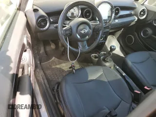 2011 MINI Hardtop z VIN WMWSU3C53BT181633, wystawiony jako Copart lot #57478365 z przebiegiem Nie podano mil oraz Tytuł czysty. Historia ofert i sprzedaży dostępna na DreamBid. Obrazek 8.