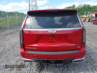 2021 Cadillac Escalade Premium Luxury z VIN 1GYS4BKL6MR453583, wystawiony jako IAAI lot #42129264 z przebiegiem 11 322 mil mil oraz . Historia ofert i sprzedaży dostępna na DreamBid. Obrazek 16.