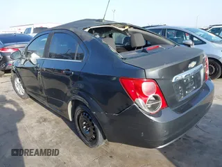2015 Chevrolet Sonic LT z VIN 1G1JC5SB1F4128426, wystawiony jako IAAI lot #41739238 z przebiegiem 121 717 mil mil oraz . Historia ofert i sprzedaży dostępna na DreamBid. Obrazek 3.