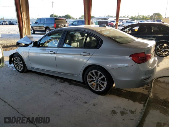 2018 BMW 3 Series 320i z VIN WBA8A9C53JAH13580, wystawiony jako Copart lot #74579773 z przebiegiem 26 828 mil mil oraz Nie do naprawy • Non repairable. Historia ofert i sprzedaży dostępna na DreamBid. Obrazek 2.