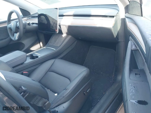 2024 Tesla Model Y Long Range with VIN 7SAYGDEE7RF169301, listed as a IAAI auction lot 41480427 with 10,412 mi miles. Bid and sale history available at carsss.com. Image 5.