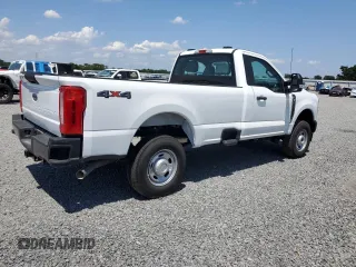 2024 Ford F-250 XL z VIN 1FTBF2BA3REC30222, wystawiony jako Copart lot #54823835 z przebiegiem Nie podano mil oraz Szkoda całkowita • Salvage title. Historia ofert i sprzedaży dostępna na DreamBid. Obrazek 3.