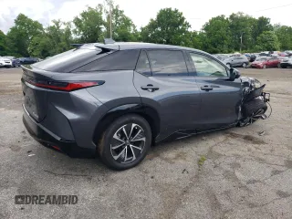 2023 Lexus RZ 450e Premium z VIN JTJAAAAB8PA020411, wystawiony jako Copart lot #58023424 z przebiegiem 1274 mil mil oraz Szkody całkowita. Historia ofert i sprzedaży dostępna na DreamBid. Obrazek 3.