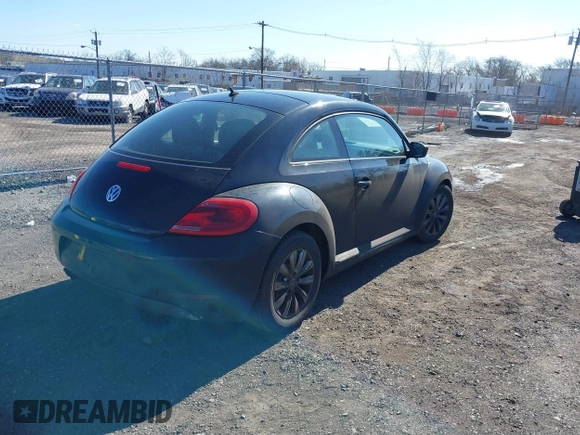 2015 Volkswagen Beetle Fleet Edition z VIN 3VWF17AT6FM645215, wystawiony jako IAAI lot #41906754 z przebiegiem 154 093 mil mil oraz . Historia ofert i sprzedaży dostępna na DreamBid. Obrazek 4.