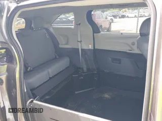 2024 Toyota Sienna XLE z VIN 5TDJRKEC0RS180714, wystawiony jako IAAI lot #42291589 z przebiegiem 4452 mil mil oraz . Historia ofert i sprzedaży dostępna na DreamBid. Obrazek 8.