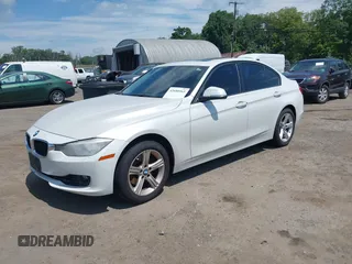 2013 BMW 3 Series 328i xDrive z VIN WBA3B3C56DF532787, wystawiony jako IAAI lot #42680965 z przebiegiem 152 352 mil mil oraz . Historia ofert i sprzedaży dostępna na DreamBid. Obrazek 2.