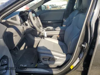 2024 Lexus RZ 300e Premium z VIN JTJABABBXRA001776, wystawiony jako Copart lot #76914814 z przebiegiem 1391 mil mil oraz Szkody całkowita. Historia ofert i sprzedaży dostępna na DreamBid. Obrazek 7.