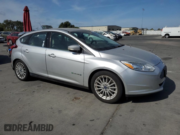 2013 Ford Focus Electric z VIN 1FADP3R45DL353574, wystawiony jako Copart lot #68591674 z przebiegiem 83 353 mil mil oraz Tytuł czysty. Historia ofert i sprzedaży dostępna na DreamBid. Obrazek 4.
