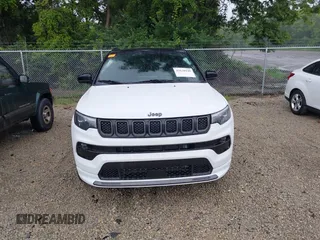 2023 Jeep Compass (RED) Edition z VIN 3C4NJDCN0PT524005, wystawiony jako IAAI lot #42628948 z przebiegiem 34 737 mil mil oraz . Historia ofert i sprzedaży dostępna na DreamBid. Obrazek 12.