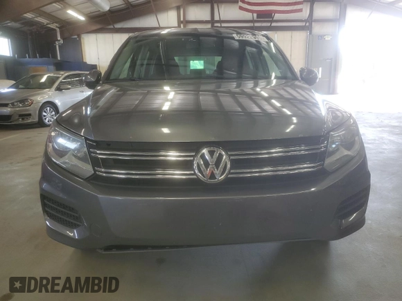 2013 Volkswagen Tiguan SE z VIN WVGBV3AX7DW613495, wystawiony jako Copart lot #59922995 z przebiegiem 224 725 mil mil oraz Czysty tytuł • Clean title. Historia ofert i sprzedaży dostępna na DreamBid. Obrazek 5.