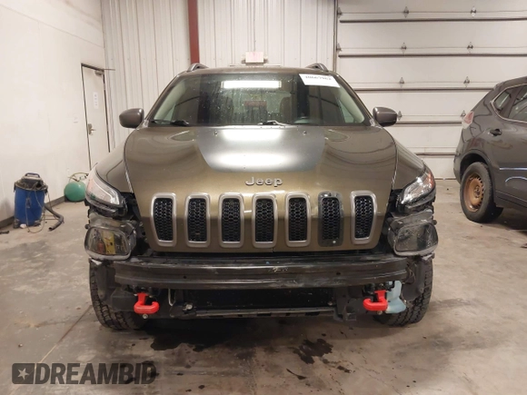 2015 Jeep Cherokee Trailhawk with VIN 1C4PJMBSXFW563144, listed as a IAAI auction lot 40667962 with 121,536 mi miles. Bid and sale history available at carsss.com. Image 13.
