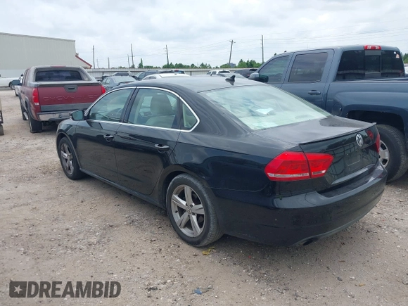 2014 Volkswagen Passat S z VIN 1VWAT7A30EC053992, wystawiony jako IAAI lot #42276297 z przebiegiem 161 958 mil mil oraz . Historia ofert i sprzedaży dostępna na DreamBid. Obrazek 3.