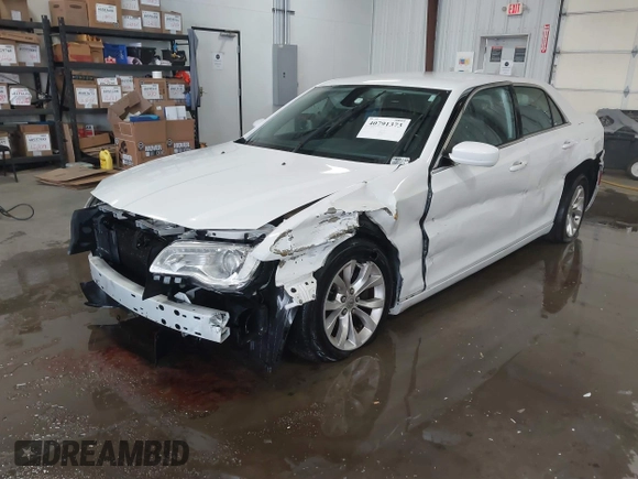 2015 Chrysler 300 Limited with VIN 2C3CCAAG1FH930942, listed as a IAAI auction lot 40791373 with 175,775 mi miles. Bid and sale history available at carsss.com. Image 17.