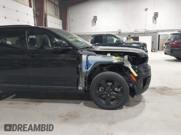 2025 Jeep Grand Cherokee Limited with VIN 1C4RJKBG2S8632657, listed as a IAAI auction lot 41669674 with 1,582 mi miles and . Bid and sale history available at DreamBid. Image 6.